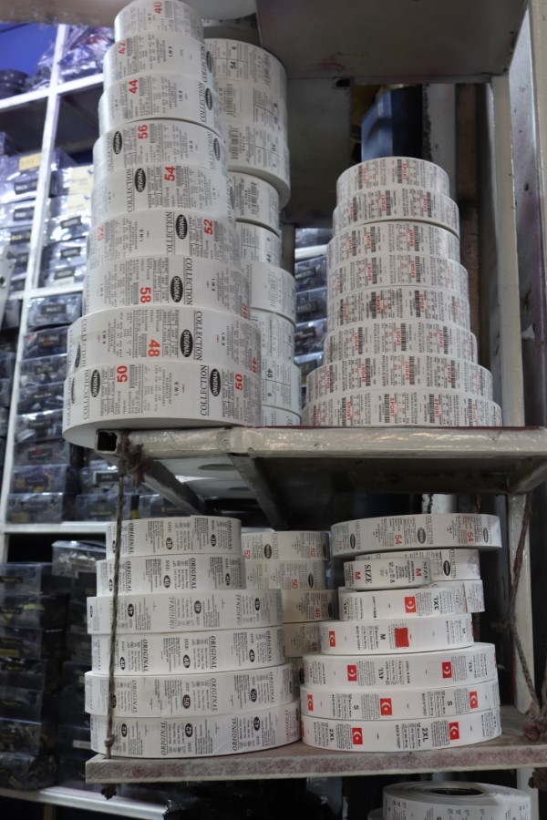 Kledinglabels op rol Iran